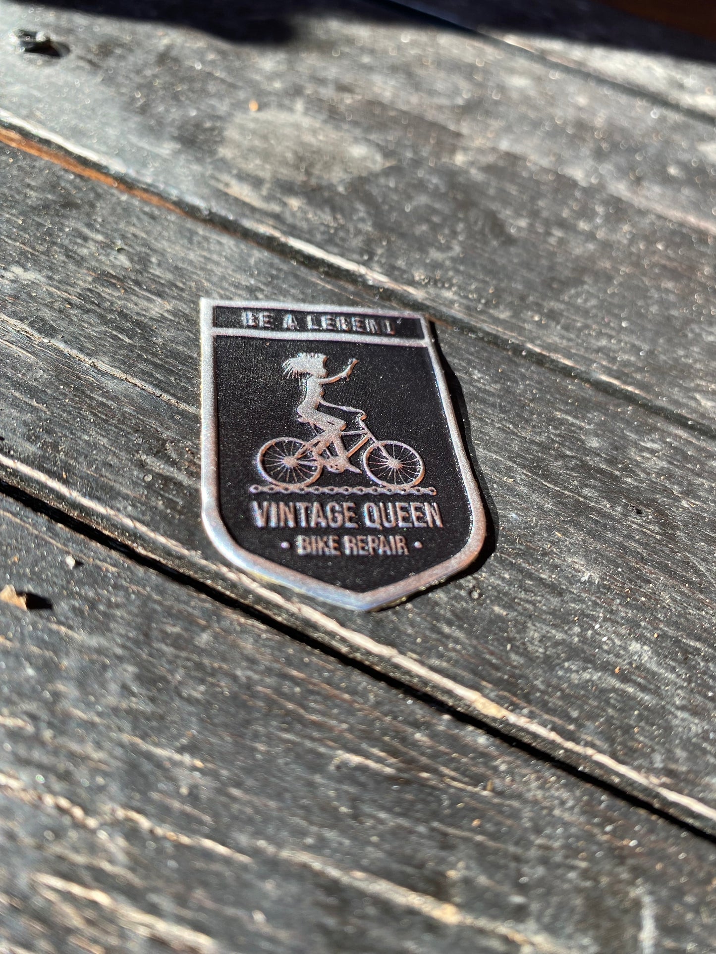 Plaque métal officielle VQBR - Be A Legend - Black