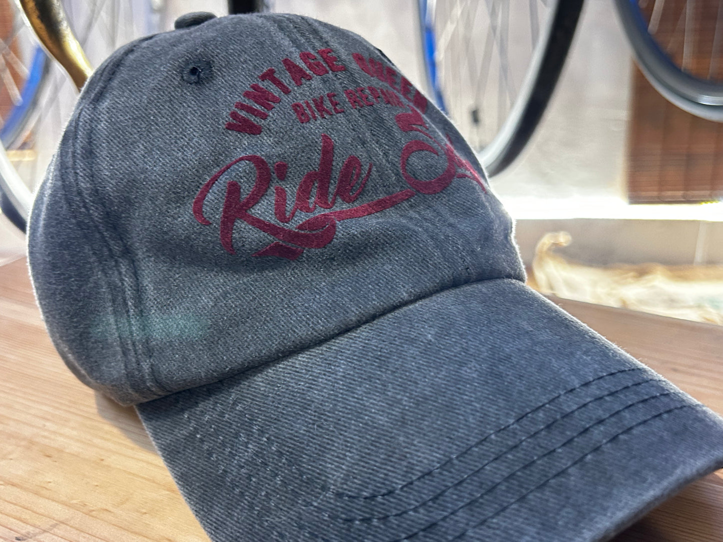 Casquette Officielle - Jean Délavé Noir & Velours Bordeaux