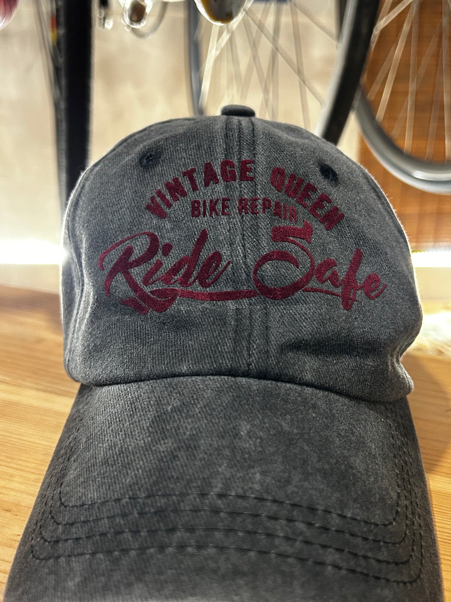 Casquette Officielle - Jean Délavé Noir & Velours Bordeaux