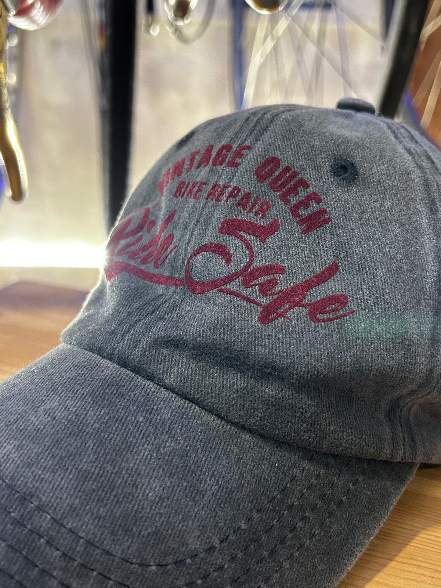 Casquette Officielle - Jean Délavé Noir & Velours Bordeaux