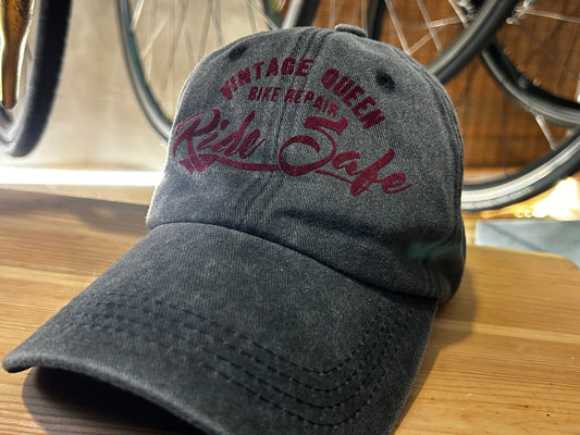 Casquette Officielle - Jean Délavé Noir & Velours Bordeaux