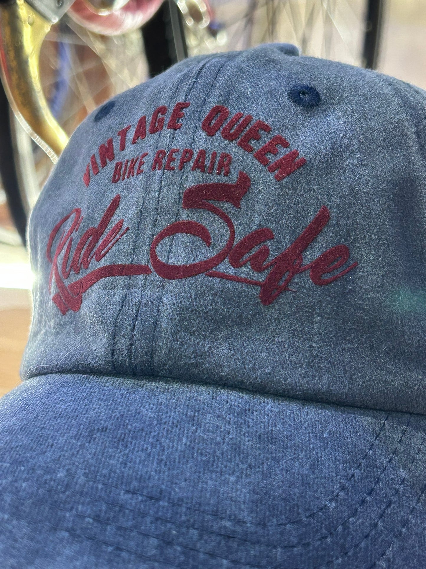 Casquette Officielle - Jean Bleu & Velours Magenta