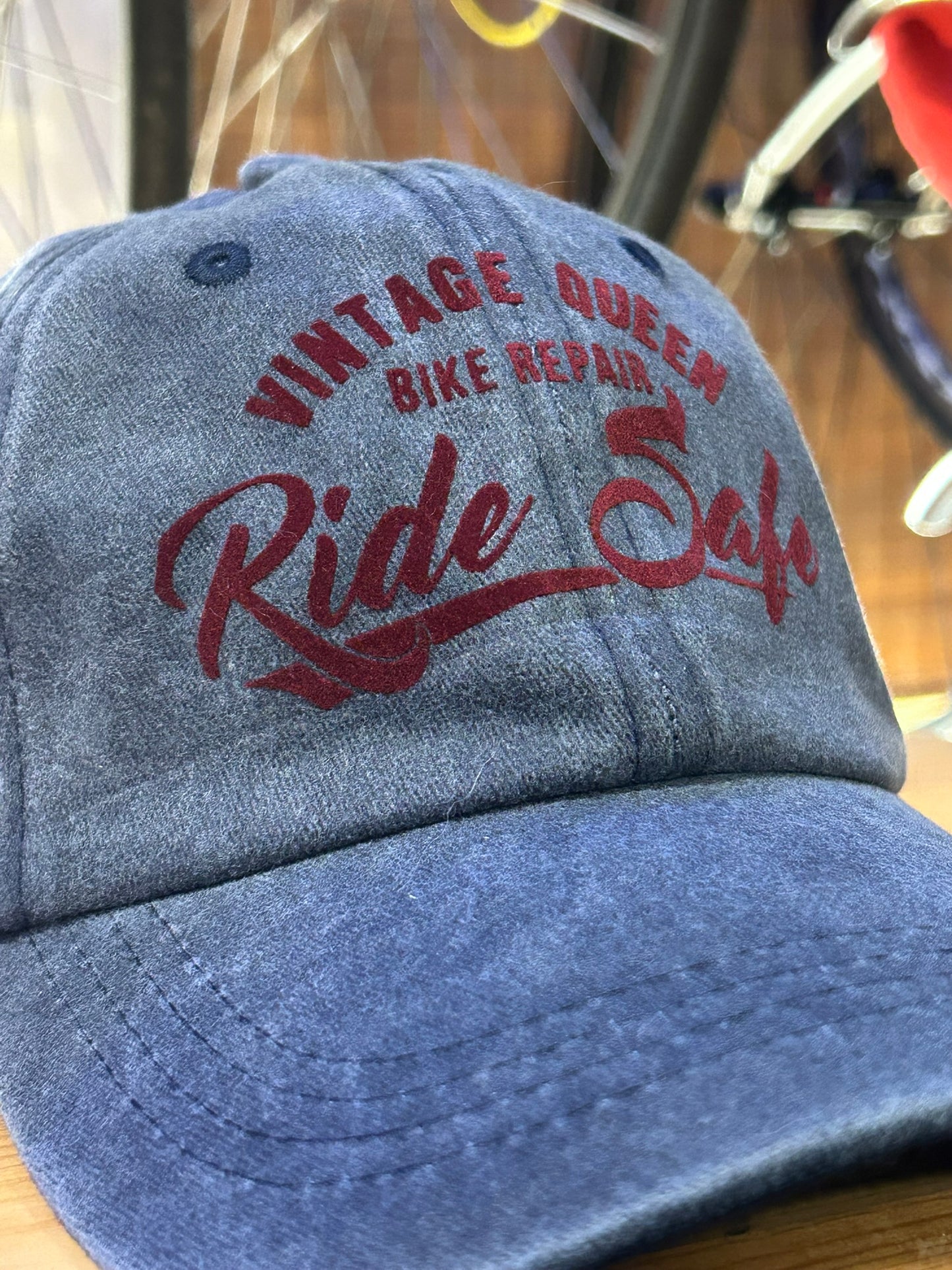 Casquette Officielle - Jean Bleu & Velours Magenta